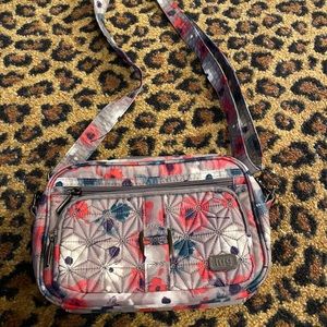 Lug crossbody